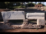 02453 ostia - regio v - insula xi - tempio collegiale (v,xi,1) - weiheinschrift - 09-2022.jpg